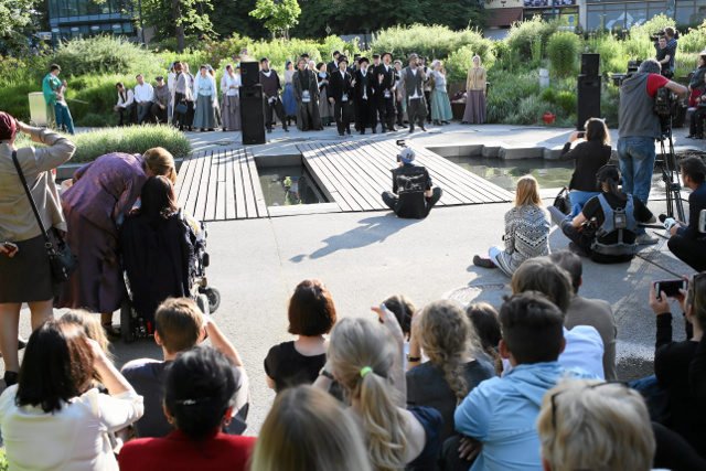 Plac Grzybowski, choć kameralny, pomieści i aktorów i publiczność.