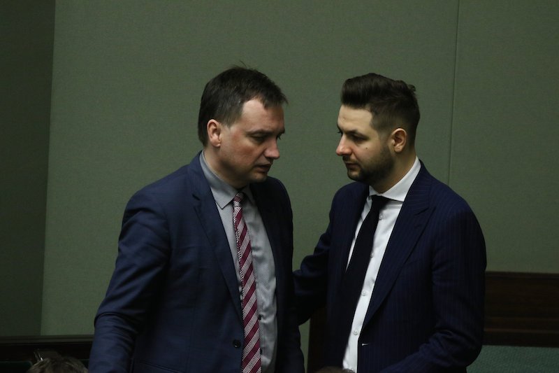 Debata nad odwołaniem Ziobry. Stanisław Tyszka wyłączył mikrofon Patrykowi Jakiemu.