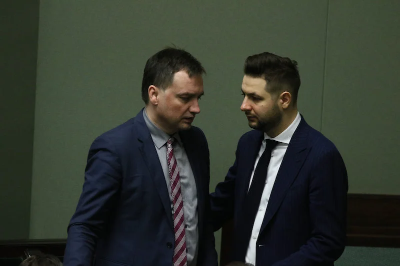 Debata nad odwołaniem Ziobry. Stanisław Tyszka wyłączył mikrofon Patrykowi Jakiemu.