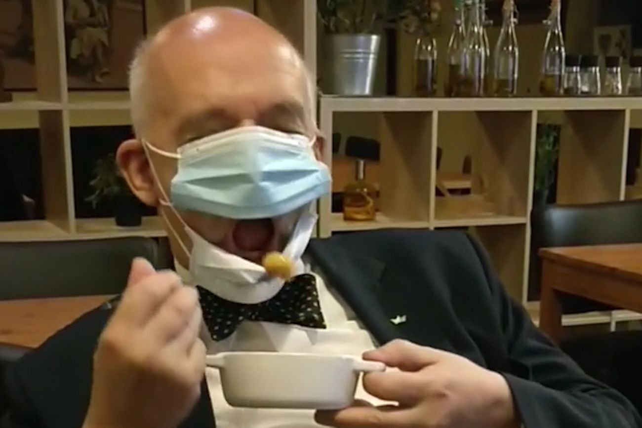 Janusz Korwin-Mikke zaprezentował na Instagramie sposób na jedzenie w restauracjach w czasie pandemii koronawirusa.