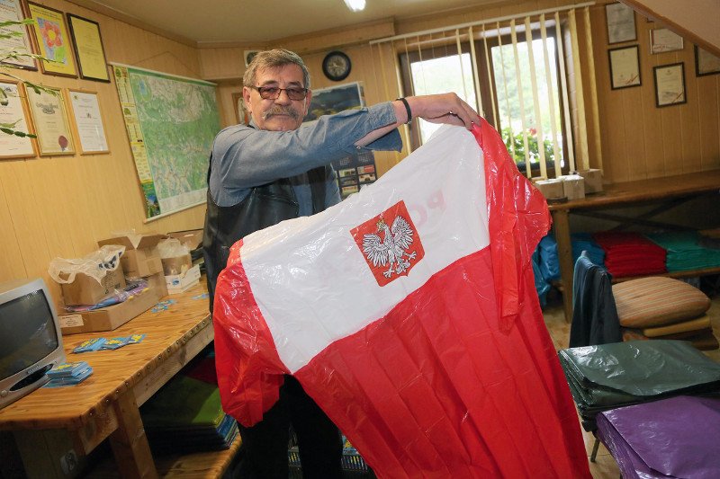 Ludwik Dziedzic z Zakopanego, producent patriotycznych peleryn, robi zapasy na przyszły rok. Wszystko co miał, sprzedał po tym, jak reklamę jego produktom zrobił prezes Jarosław Kaczyński.