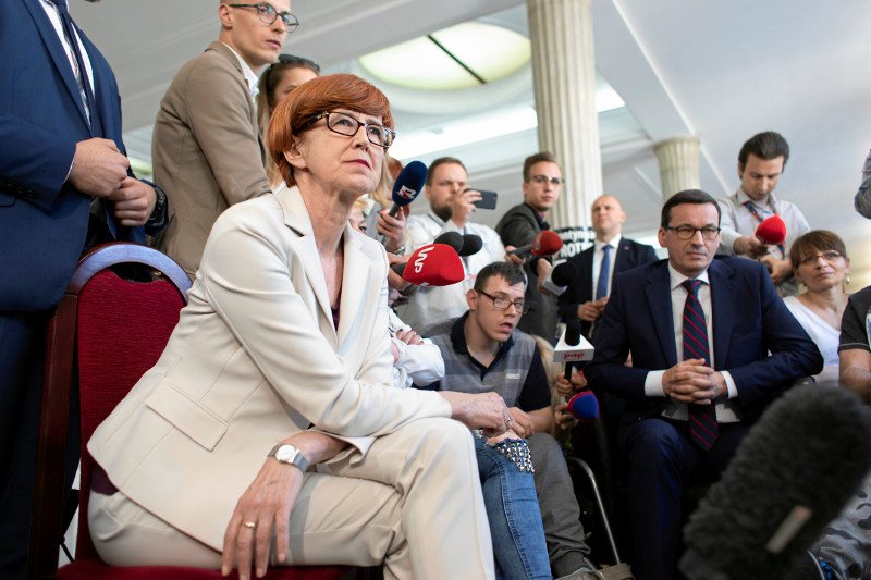 Rząd podpisał porozumienie, ale nie z rodzicami protestującymi w Sejmie.