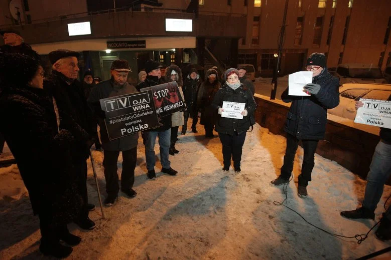 Protest przed siedzibą TVP w Kielcach.