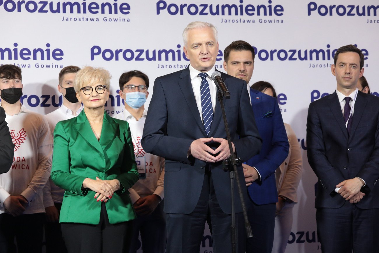 Trwa burza polityczna wokół dymisji wicepremiera Jarosława Gowina i rozpadu Zjednoczonej Prawicy.