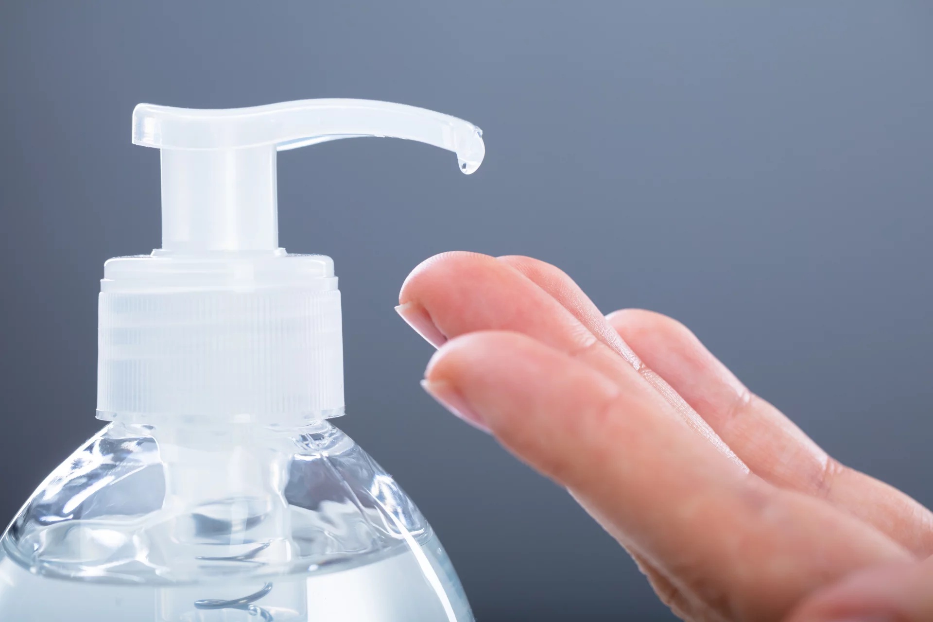 Amerykańska Agencja Żywności i Leków (FDA) alarmuje, że w kilkudziesięciu najpopularniejszych środków do dezynfekcji rąk zidentyfikowano toksyczny metanol. Żele antybakteryjne mogą być toksyczne. Amerykanie ostrzegają przed metanolem, który uszkadza wzrok.