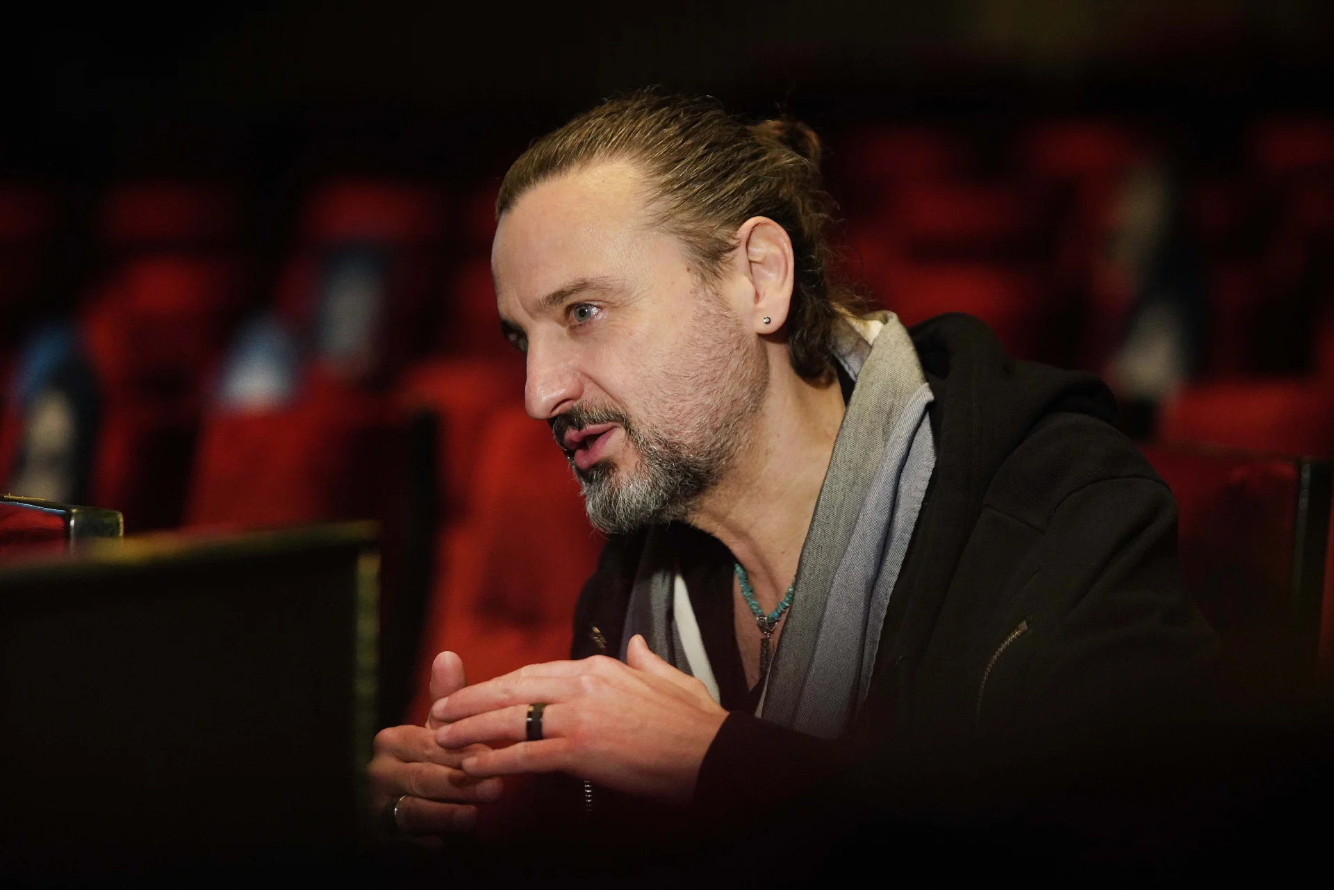 Andre Ochodlo podczas próby prasowej do polskiej prapremiery spektaklu pt. "Fałsz" w Teatrze im. Adama Mickiewicza.