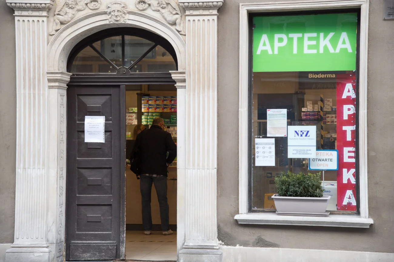 Unijne procedury mogą wymóc poluzowanie zakazu reklamy aptek w Polsce/