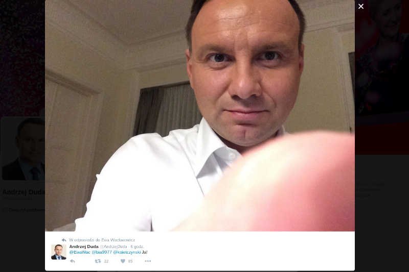 Andrzej Duda w nocy znowu rozmawiał z użytkowniczkami Twittera.