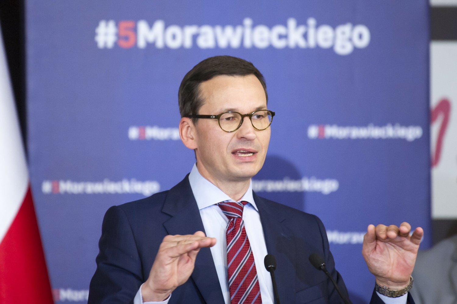 Kolejna odsłona afery mailowej. Uczestnicy konwencji PiS mieli żywiołowo oklaskiwać wystąpienie premiera Morawieckiego.