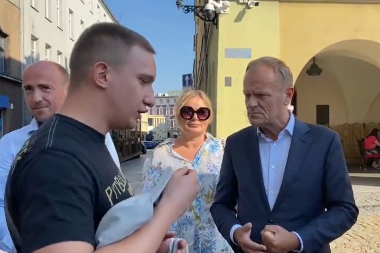 Donald Tusk rozmawia z wyborcą w Gliwicach.