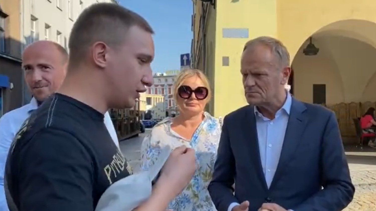 Donald Tusk rozmawia z wyborcą w Gliwicach.