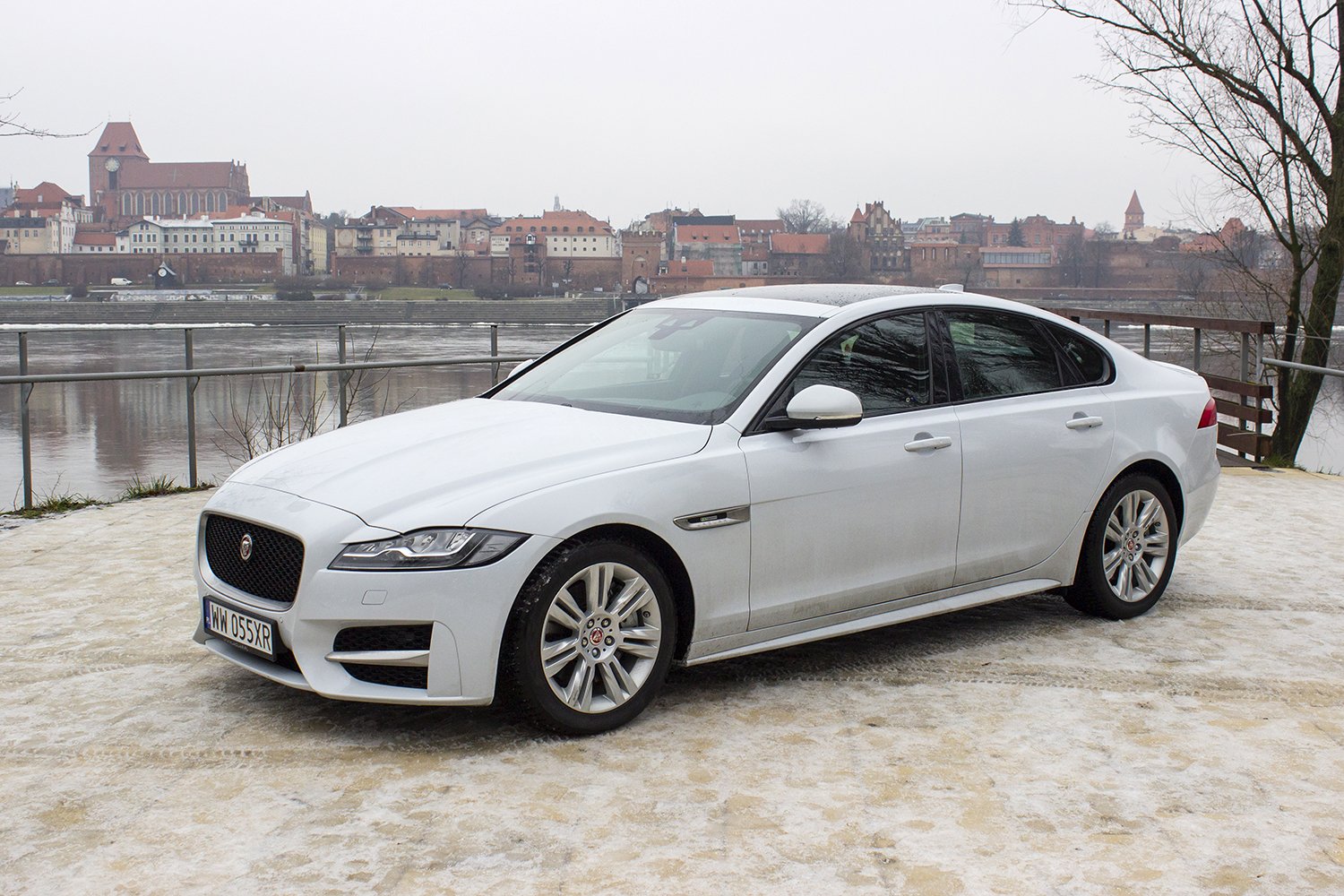 Jaguar XF R-Sport wygląda jeszcze lepiej w odpowiednim otoczeniu, na przykład na tle Torunia