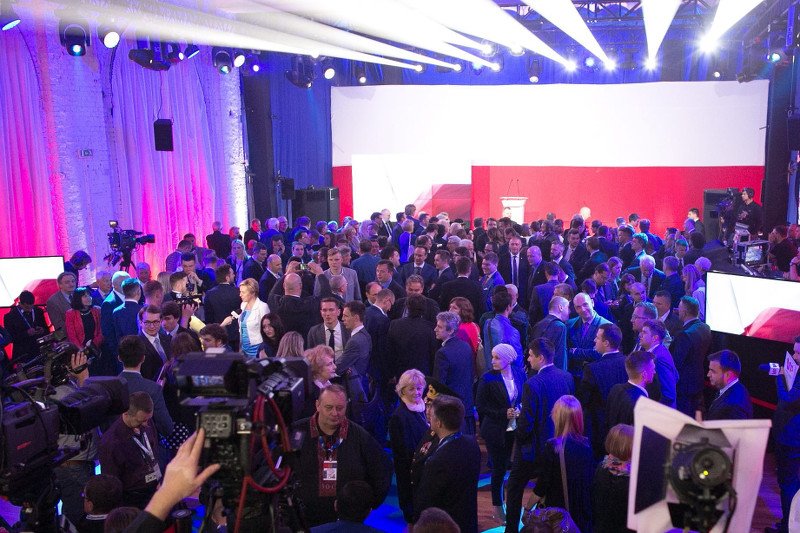 Tłumy w sztabie PiS.