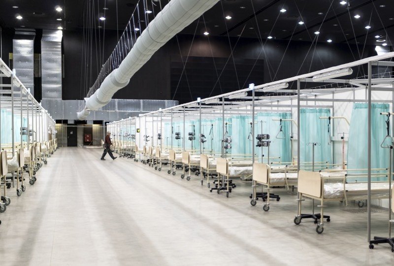 Szpital tymczasowy na terenie katowickiego MCK. Katowice: pijany ratownik z kolegą wtargnęli na teren szpitala tymczasowego dla chorych na COVID-19.