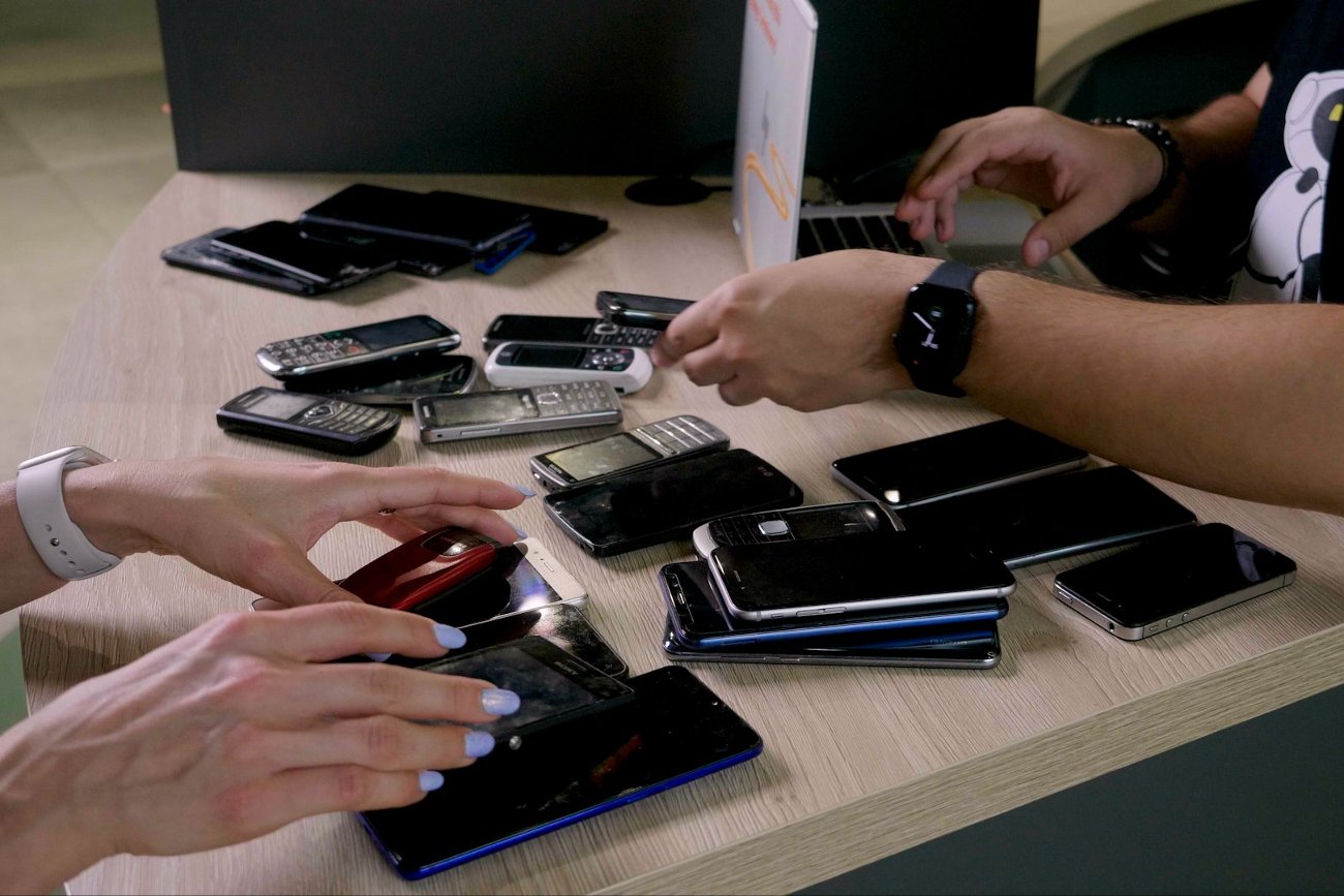 Co robisz z nieużywanymi już telefonami lub tymi, które przestały działać? Poznaj 4 sposoby na to, co możesz w sposób odpowiedzialny zrobić z nieużywanymi lub niedziałającymi smartfonami.