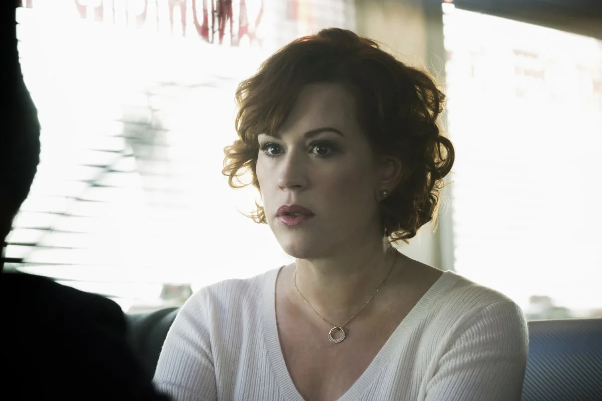 Molly Ringwald jako mama Archiego w serialu "Riverdale".