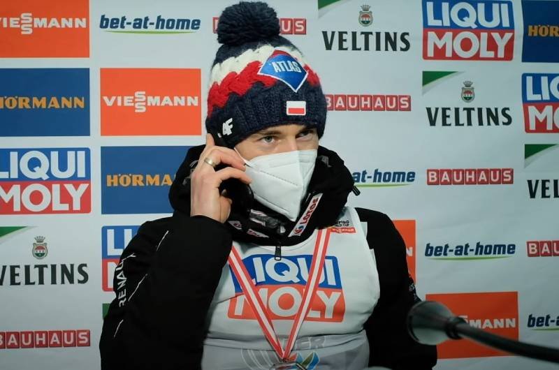 Turniej Czterech Skoczni. Stoch rozmawiał z żoną przez telefon w trakcie konferencji.