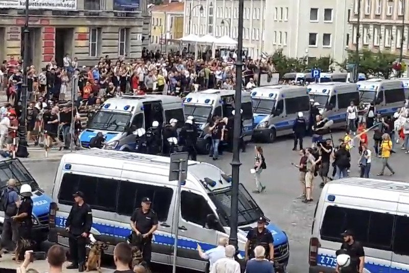 Kibole zaatakowali uczestników marszu równości w Białymstoku.