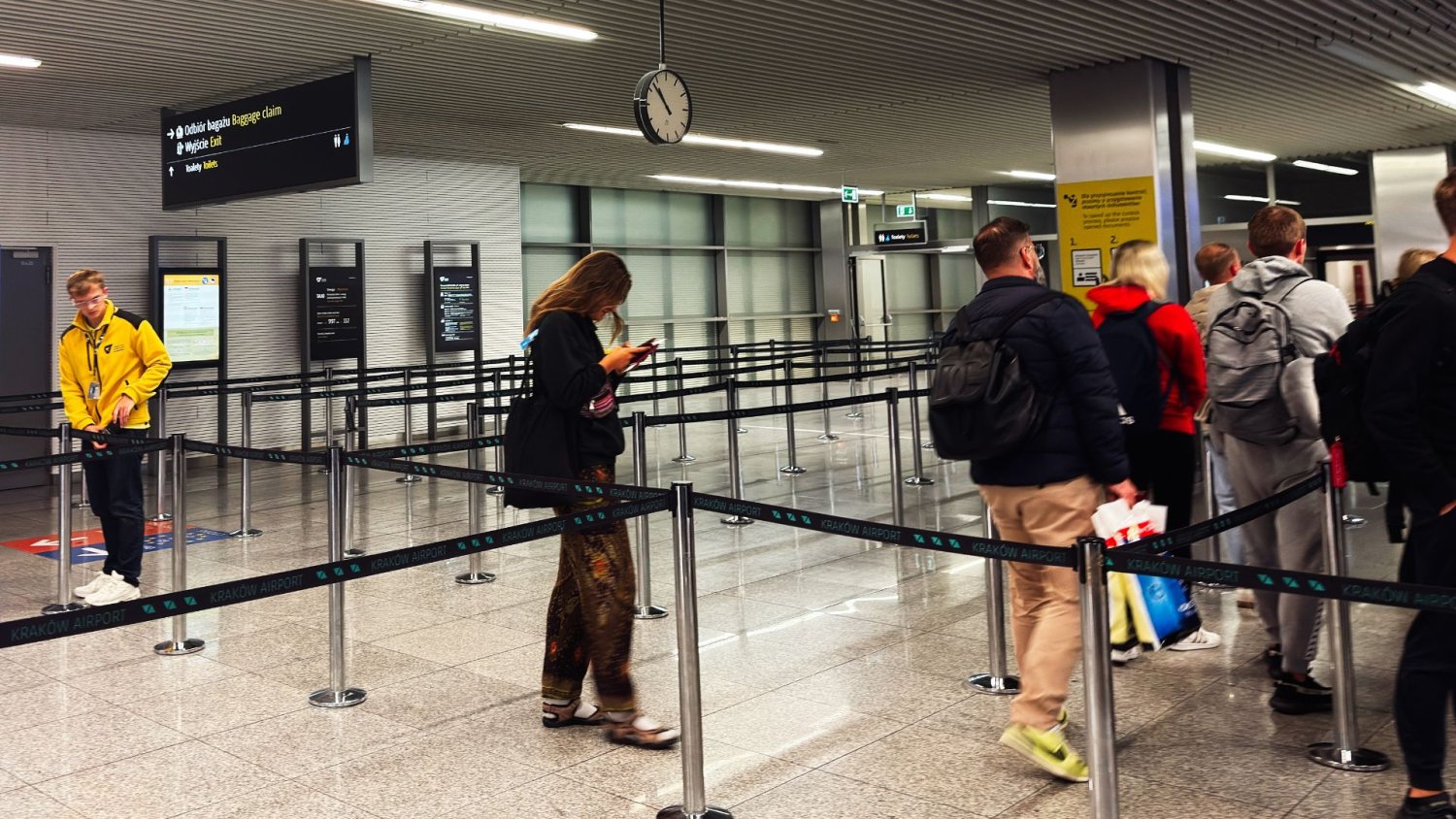 Miał oświadczyć się w Grecji. Na lotnisku w Krakowie powiedział 3 słowa za dużo