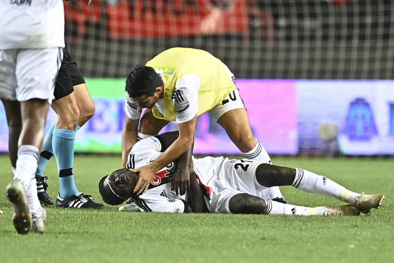 Fabrice N’Sakala stracił przytomność w trakcie sobotniego meczu ligi tureckiej. Fabrice N’Sakala stracił przytomność w trakcie sobotniego meczu ligi tureckiej.