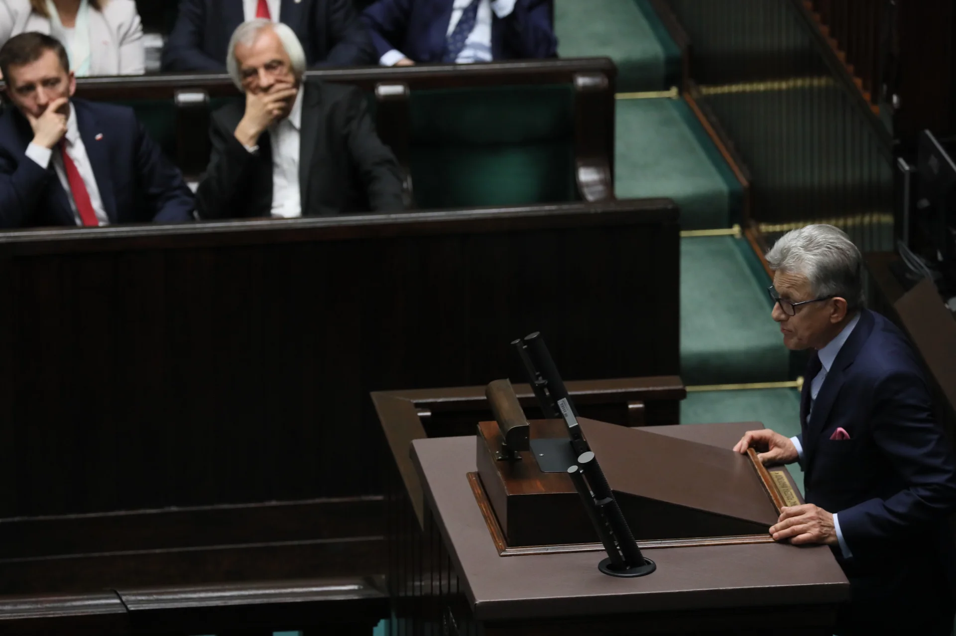 Poseł Stanisław Piotrowicz w trakcie debaty o zaostrzeniu kar dla pedofilów. Jego przemówienie w ławach PiS wywołało konsternację.