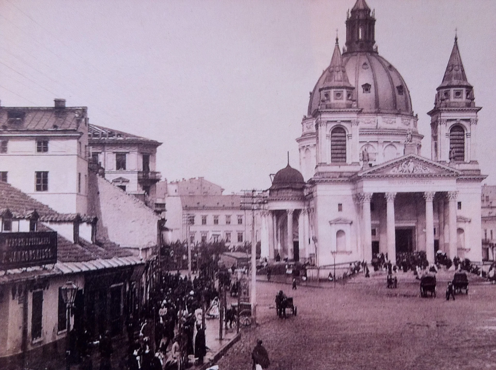 Plac św. Aleksandra (Plac Trzech Krzyży) w roku 1898, fot. Konrad Brandel. ( Reprodukcja pocztówki wydanej przez Muzeum Narodowe w Warszawie)