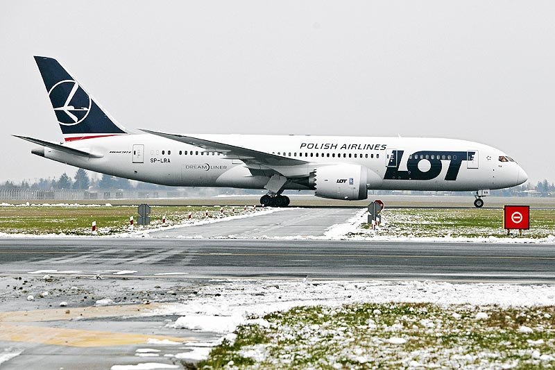 Boeing 787 Dreamliner znowu miał problemy. Musiał wrócić znad Wiednia z powodu mgły i braku uprawnień załogi do lądowania w takich warunkach.