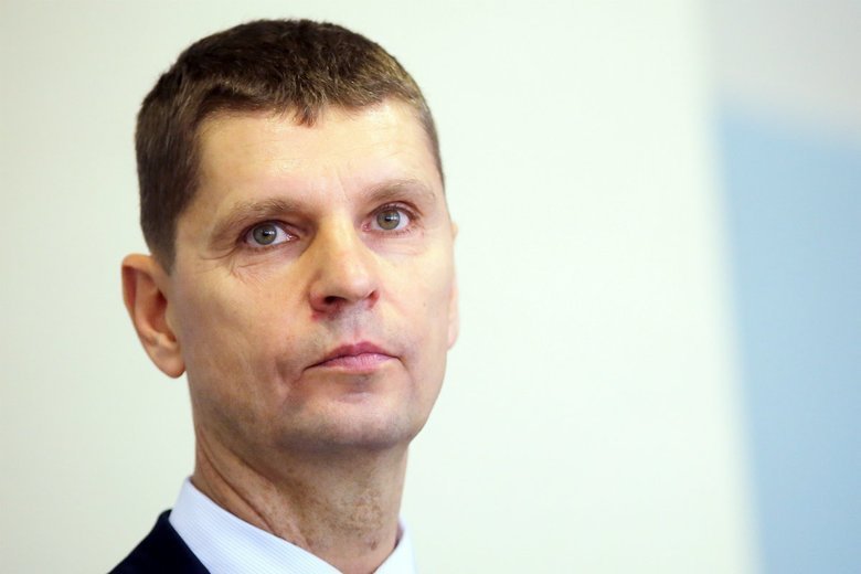 MEN zmienia zapis o tym, że legitymacje mogą odbierać tylko rodzice niepełnoletnich dzieci.