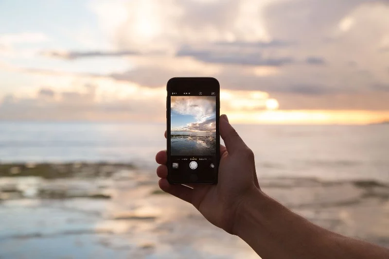 Odłóż telefon i wyloguj się z mediów społecznościowym. JOMO namawia do cieszenia się chwilą, bez ciągłego zaglądania do smartphone'ów