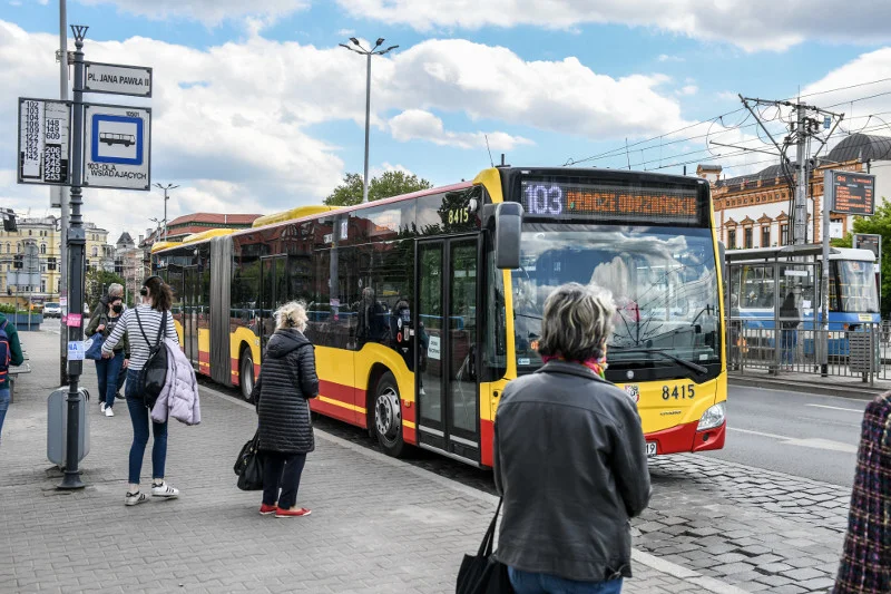 Komunikacja miejska podczas pandemii koronawirusa w Warszawie.