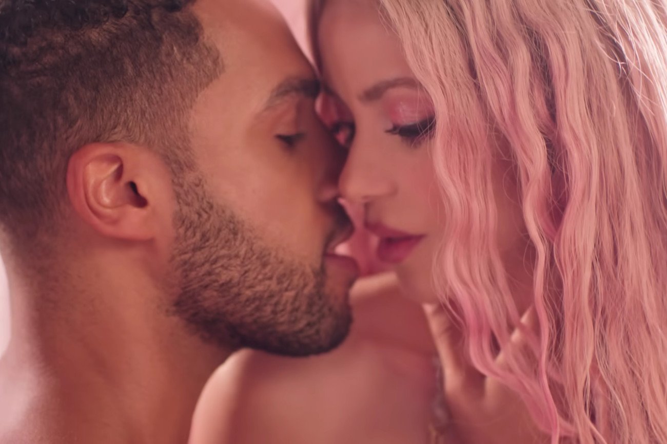Shakira w czułych objęciach przystojnego aktora.
