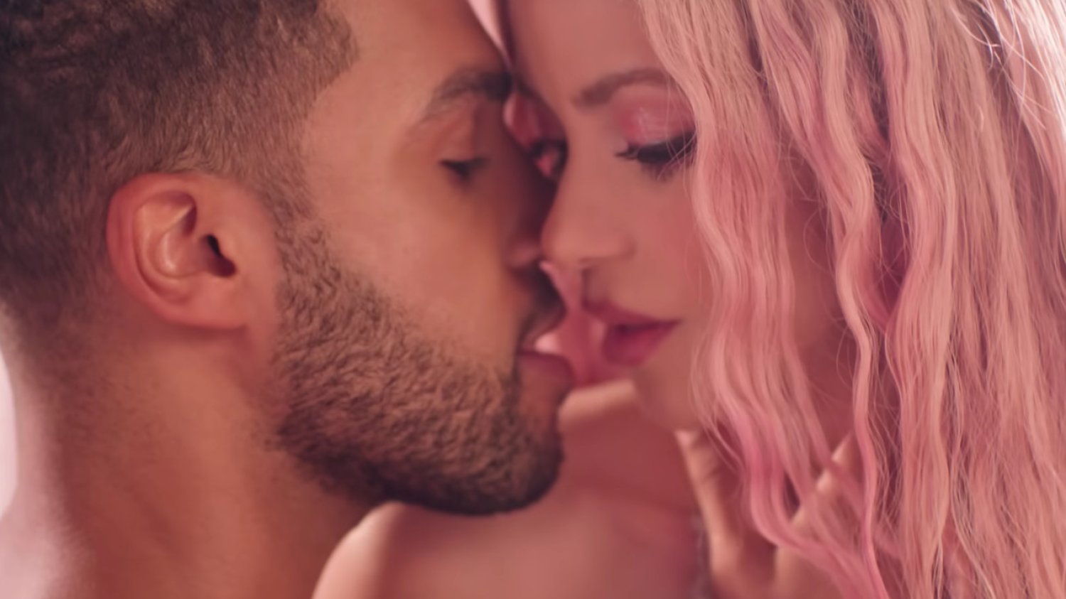 Shakira w czułych objęciach przystojnego aktora.