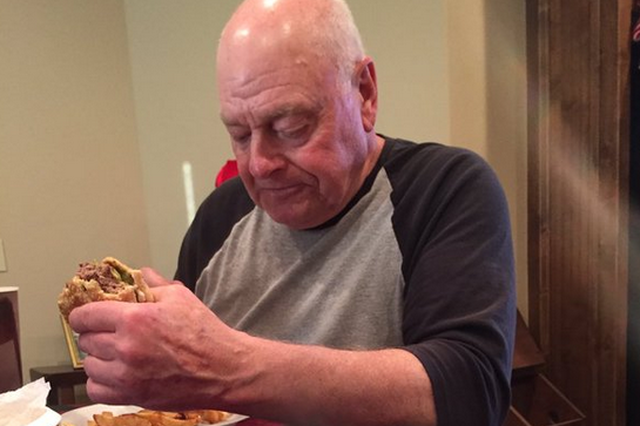 Starszy pan zaprosił 6 wnuczków na kolację, przyszła tylko jedna osoba.