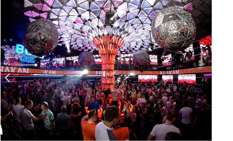 Wiejskie dyskoteki przeszły metamorfozę. To już miejsca na światowym poziomie. Zmiany objęły też pracowników ochrony. Tradycyjne bójki możliwe są teraz tylko daleko od klubu. Nawet parkingi dyskotek są pilnowane.