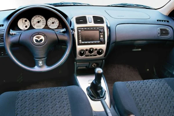 Mazda 323F BJ Wnętrze wersji Sportive