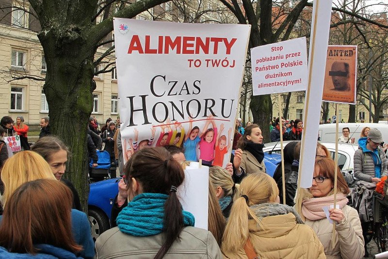 – Tu chodzi o pieniądze dla naszych dzieci. To nie są kwoty na nasze solaria, paznokcie czy Bóg wie co tam jeszcze – przekonują kobiety ze stowarzyszenia Dla Naszych Dzieci.