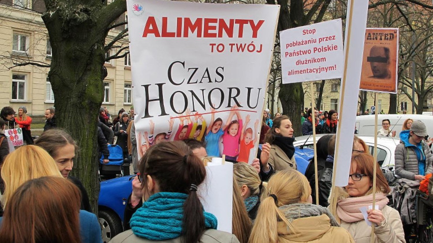 – Tu chodzi o pieniądze dla naszych dzieci. To nie są kwoty na nasze solaria, paznokcie czy Bóg wie co tam jeszcze – przekonują kobiety ze stowarzyszenia Dla Naszych Dzieci.