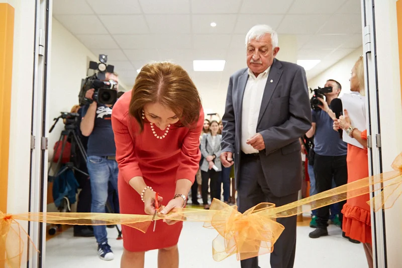Przemówieniom i podziękowaniom nie było końca... Wstęgę przecina Mariola Mirek, kierownik do spraw komunikacji marki Pampers.