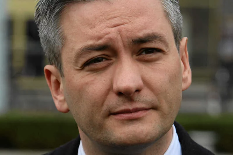 Robert Biedroń został uderzony i zwyzywany. Twierdzi, że policja nie przyjechała, a policja odpowiada, że była w 5 minut