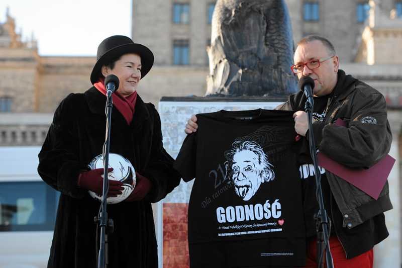 Hanna Gronkiewicz-Waltz i Jerzy Owsiak podczas przekazywania syrenek na rzecz Fundacji Wielkiej Orkiestry Świątecznej Pomocy