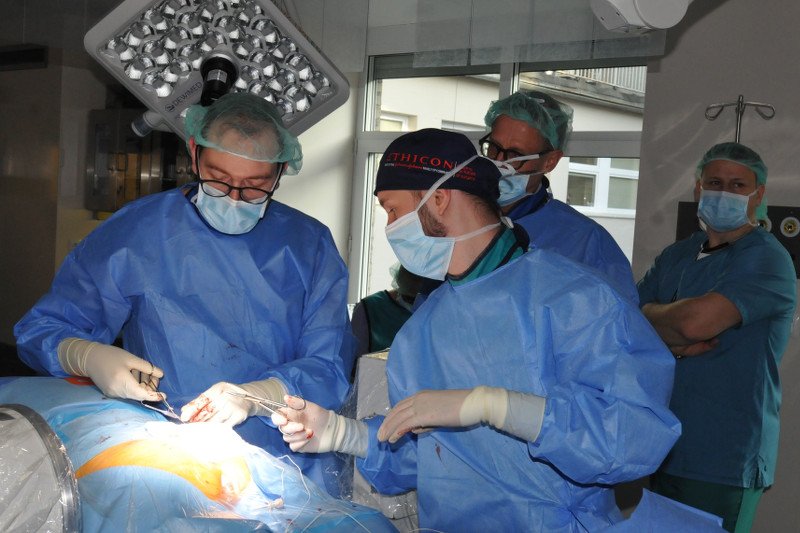 66-letni mężczyzna i 65-letnia kobieta to pierwsi w Mazowieckiem pacjenci, którzy przeszli refundowany zabieg wszczepienia elektrody do stymulacji nerwów krzyżowych w leczeniu nietrzymania moczu.