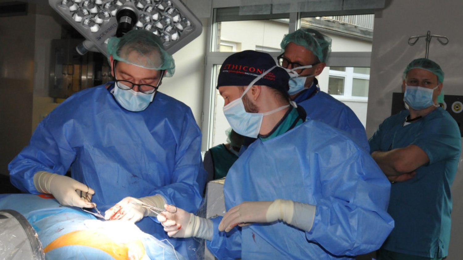 66-letni mężczyzna i 65-letnia kobieta to pierwsi w Mazowieckiem pacjenci, którzy przeszli refundowany zabieg wszczepienia elektrody do stymulacji nerwów krzyżowych w leczeniu nietrzymania moczu.