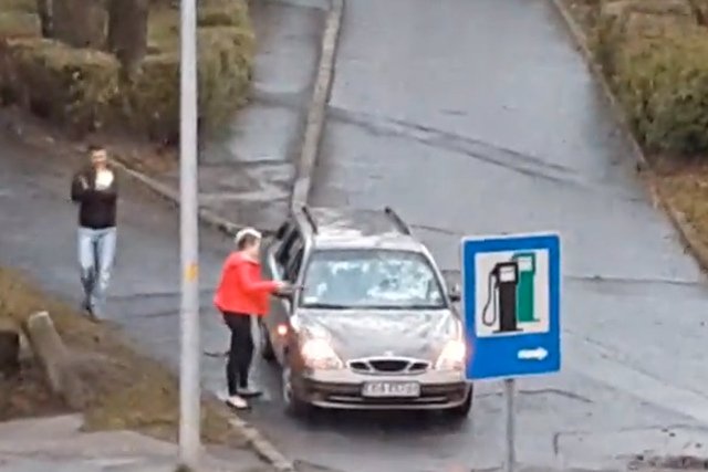 Akt dewastacji został zarejestrowany przez kamerę