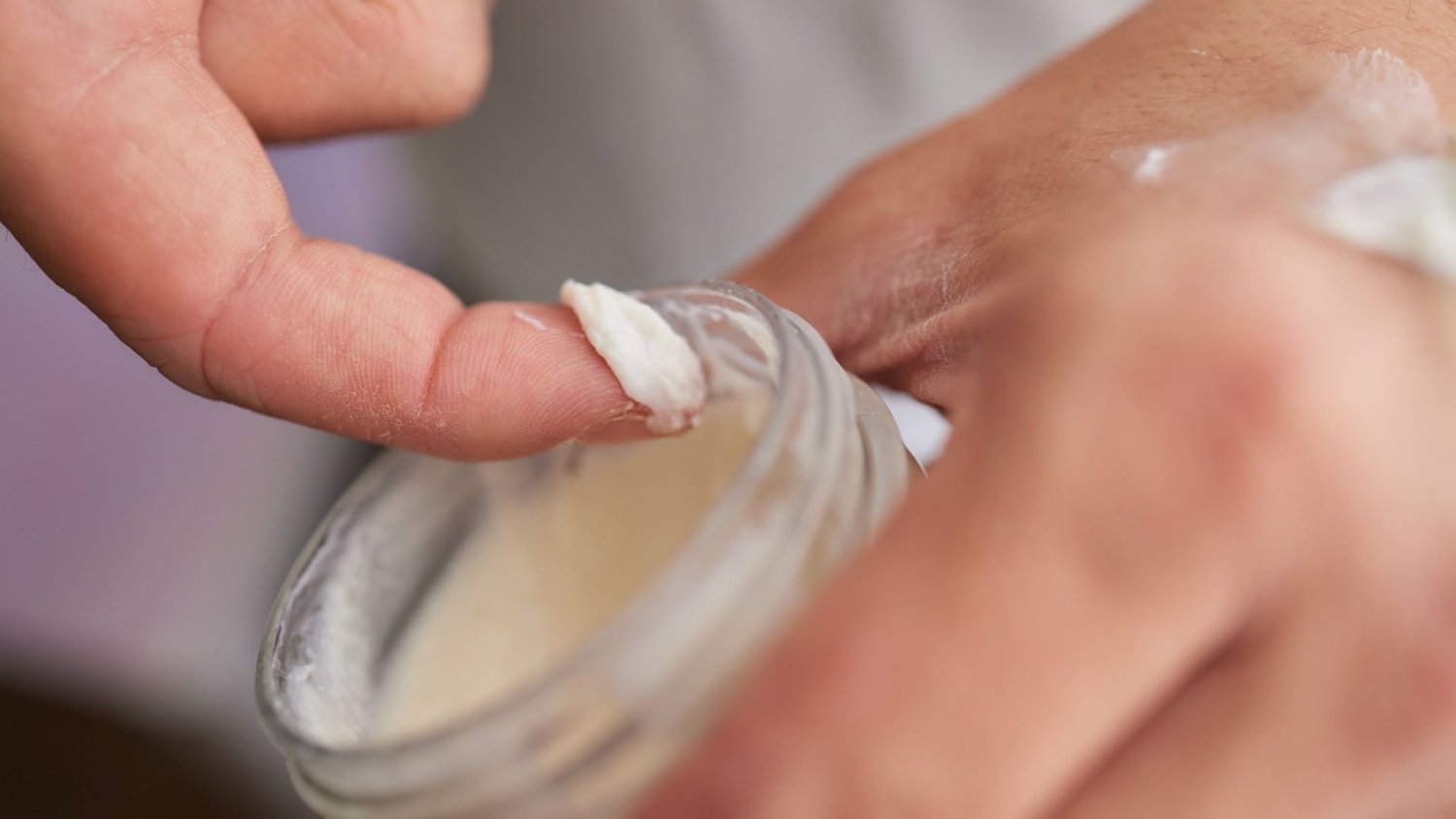 Pilne ostrzeżenie GIS. Skażony kosmetyk z... kalendarza adwentowego