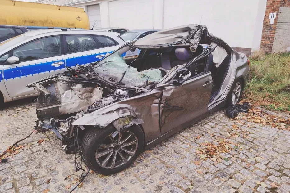 Radiowóz, w którym zginął policjant, wystawione na sprzedaż. Kontrowersyjne ogłoszenie na OLX Wrak nieoznakowanego BMW wystawione na OLX. Zginął w nim policjant