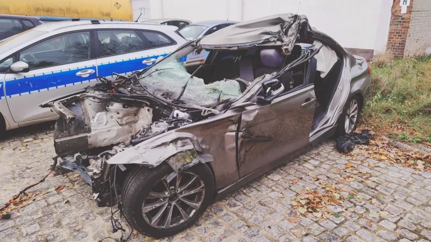 Radiowóz, w którym zginął policjant, wystawione na sprzedaż. Kontrowersyjne ogłoszenie na OLX Wrak nieoznakowanego BMW wystawione na OLX. Zginął w nim policjant
