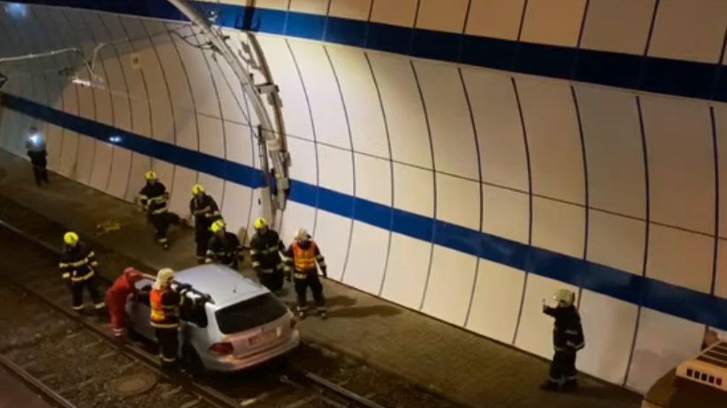 Pijany Polak wjechał na torowisko dla tramwajów