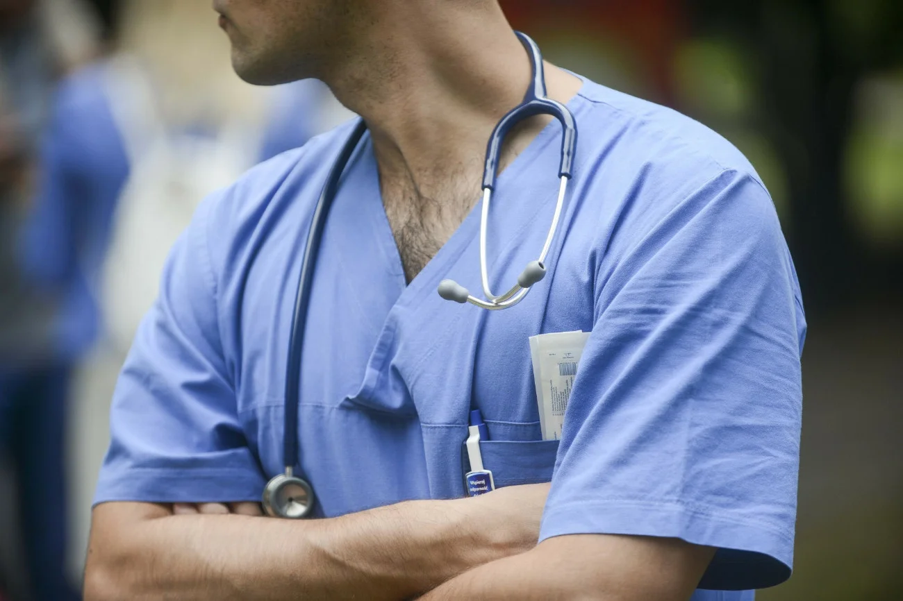 Zamknięta postawa i brak umiejętności właściwej komunikacji u lekarza to większe ryzyko niewłaściwej diagnozy i mniej skutecznego leczenia.