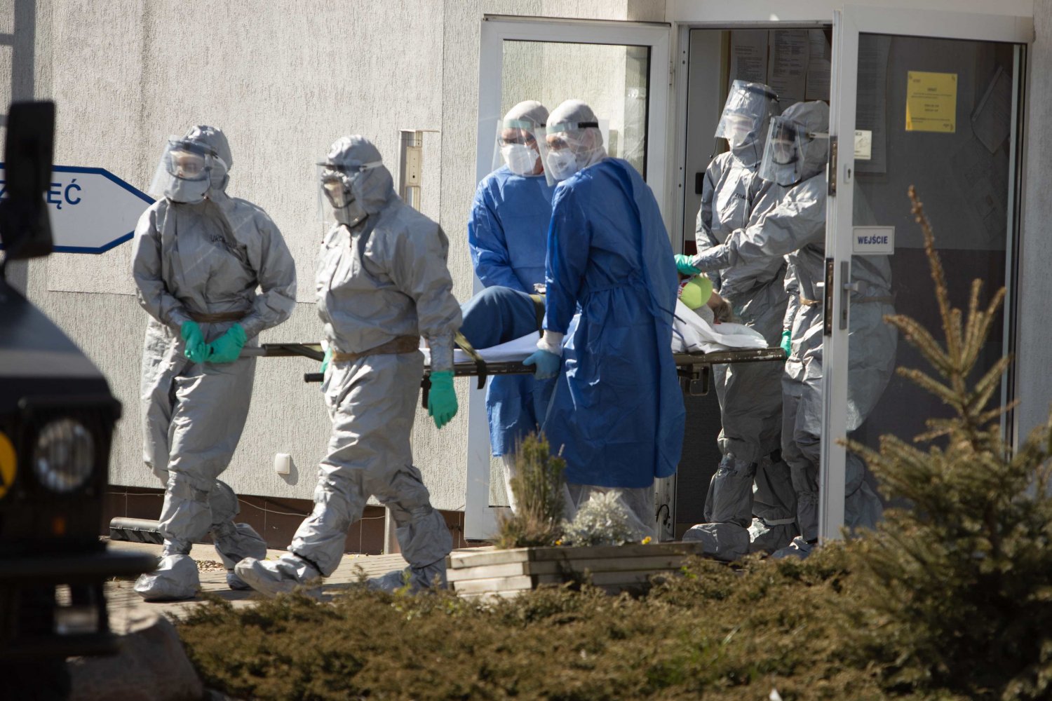 O 809 nowych zakażeniach koronawirusem poinformowało w piątek Ministerstwo Zdrowia.