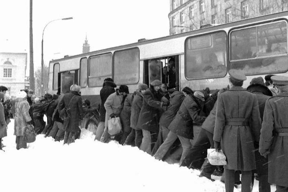 1 stycznia 1979 roku kraj został całkowicie sparaliżowany przez niespotykane opady śniegu. "Zima Stulecia" zapisała się w historii Polaków jako najbardziej spektakularna.